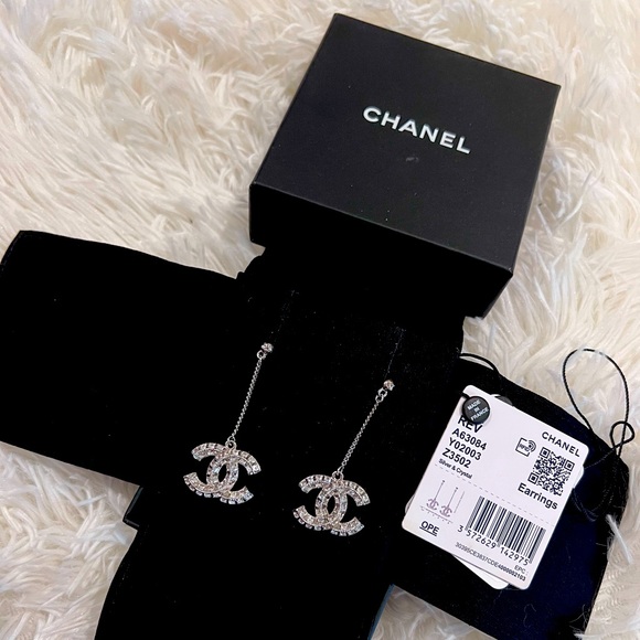 CHANEL 26S DOUBLE C LOGO BAGUETTE & PAVE CRYSTAL STUD EARRINGS IN SILVER METAL 631077